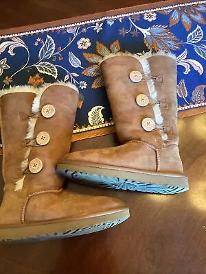 UGG 1016227 Bailey Button Triplet II Size 7 Women's Boots - Chestnut • $79