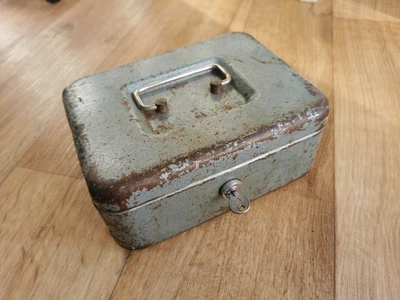£10 • Buy Vintage Metal Money Box Petty Cash Tin With Key And Lever Lock - Ryman