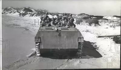 1942 Press Photo US Marines In A Tank On A Beach  - Spb11983 • $16.99