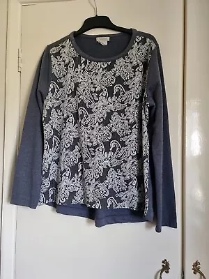 Ladies Lovely Grey/White Embossed Van Heusen Long Sleeve Top Size Large (14/16) • £4