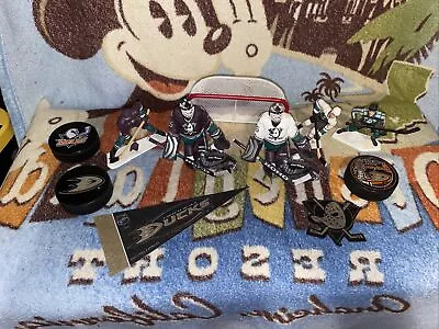 McFARLANE  NHL  ANAHEIM MIGHTY DUCKS  Lot Anaheim Ducks Puck Lot • $50