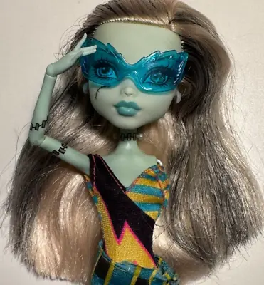 Monster High FRANKIE STEIN Gloom Beach Doll & More - MISSING LEFT ARM & LOOSE • $14.99
