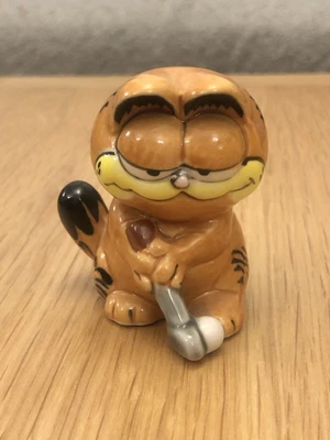 £3 • Buy Vintage - Sitting Garfield Figure  -