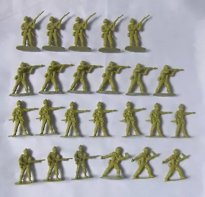 24 Assorted Airfix 1:32 Scale Plastic Infantry Soldiers (Green) • £9.95