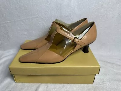 Vintage Enzo Angiolini Women's Ivory Leather Heels Pump Shoes Size 10 • $18