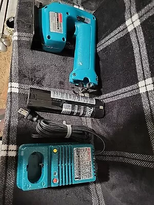  Makita 4300D 9.6 Volt Cordless Jig Saw Battery And Rapid Charger. • $40