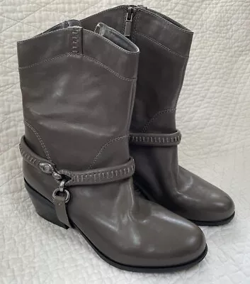 B Makowsky Hudson Gray Leather Removable Harness Boots Women Size 8 • $18.90