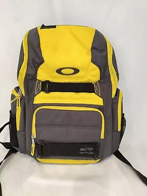 OAKLEY Backpack One Size RN # 96548 CA # 35460 Color Yellow/Gray • $39.99