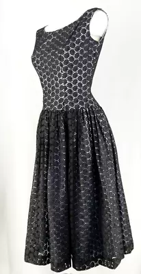ViNTAGE 50s WiNNiE MARSH BLACK EYELET LACE FULL SKiRT FiT & FLARE COCKTAiL DRESS • $69.95