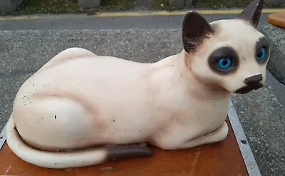 1983 Universal Statuary Siamese Cat Figurine Statue Glass Eyes - Chalkware • $29.95