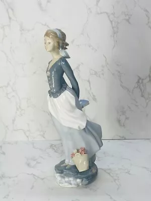 Lladro 4922 Sea Breeze Wind Blown Girl Porcelain Figurine • $174.99