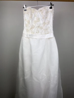 $1100 • Buy Wedding Dress Size 6-8 Winnie 