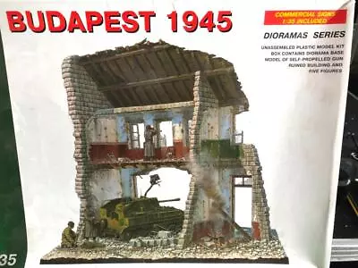 1:35 Miniart Budapest 1945 Ruined Building Diorama tank & Figures Model Kit • £31