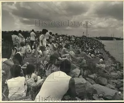 1975 Press Photo A Crowd Gathered By A River Bank To Watch Steamboat Race • $19.99