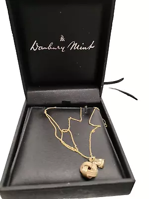 Beautiful Romantic 9ct Gold Love Knot Necklace. • £30