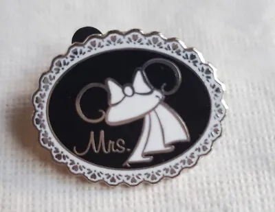 Minnie Mouse Veil Mrs Wedding Bride Disney Pin Trading • $7.95