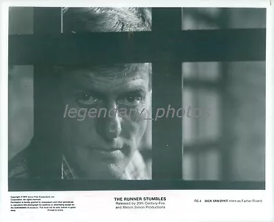 1979 The Runner Stumbles Dick Van Dyke Original Press Photo • $14.99