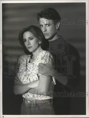 1989 Press Photo Melissa Gilbert And Scott Valentine In A Matter Of Trust. • $15.99