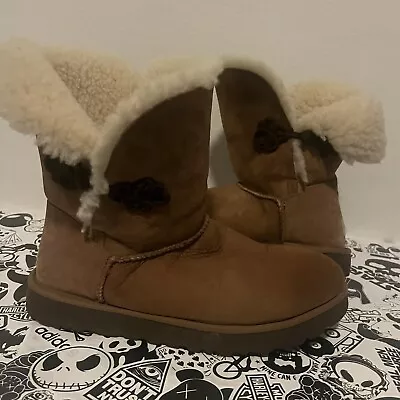 UGG Australia Bailey Gold Mariko Beige Suede Short Sheepskin Boot Size 10 • $19