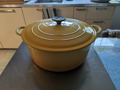 £25 • Buy Le Creuset Dutch Cast Iron 28cm Round Casserole - Yellow Used