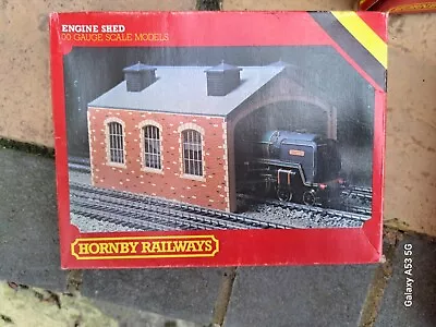Hornby Model Railway 00 Gauge R504 Engine Shed • £8.99