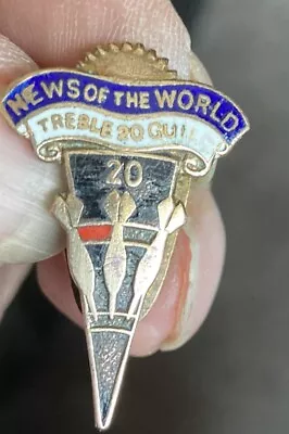 VINTAGE ENAMEL DARTS LAPEL BADGE NEWS Of THE WORLD TREBLE 20 GUILD. 180 • £9.99