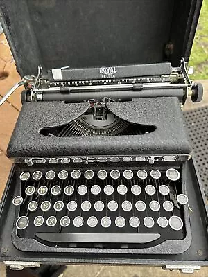 1937 Royal De Luxe Model A Typewriter Beautiful Glossy Crinkle Finish Working! • $79.99