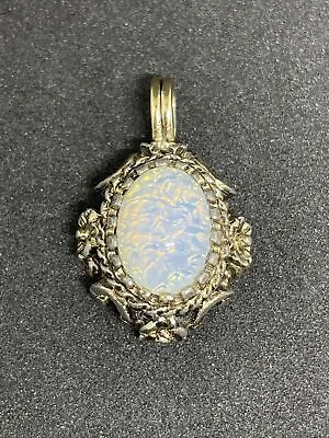 Vintage Pendant Gold Tone With Opal? Small Oval Center Stunning✨ • $15