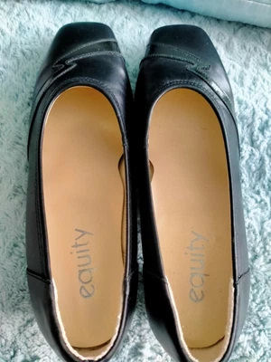 £10 • Buy Equity Shoes Size 2 1/2