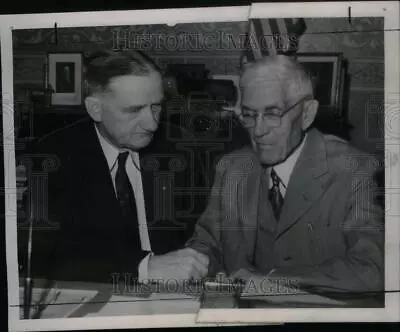 1946 Press Photo Dr Townsend Gov Vivian Pension Bill - RRU20923 • $16.99