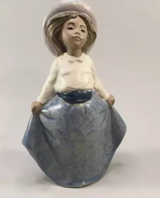 Vintage NAO By Lladro Collectible Daisa 1987  Girl Preparing To Bow  Figurine • $39.98