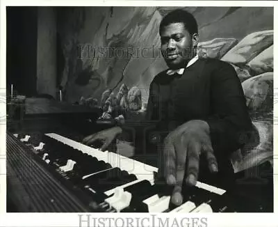 1983 Press Photo Organ Player Butch Heyward. - Hcp60159 • $17.99