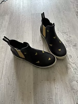 Women's Joules Rainwell Short Wellington Chelsea Rain Boot Size 7 Black/Gold Bee • $20