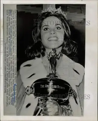 1964 Press Photo Linda Ann Taylor Holds Her  The American Beauty  Trophy In CA • $19.99