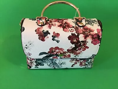 La Terre Woman’s Handbag Small White W/Flowers • $23