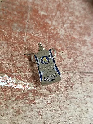 CHELSEA  F C - 2000  F A   CUP  WINNERS   OLD   COLLECTABLE  Football  Pin BADGE • £6.49