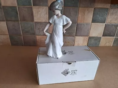 NAO BY LlADRO  CAMISON CON VUELO  FIGURINE No 1110 BOXED • £10.50