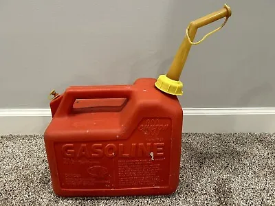 Chilton 2 1/2 Gallon Red Plastic Vented Gas Can Pre Ban USA 2.5 Model P25 • $49.99