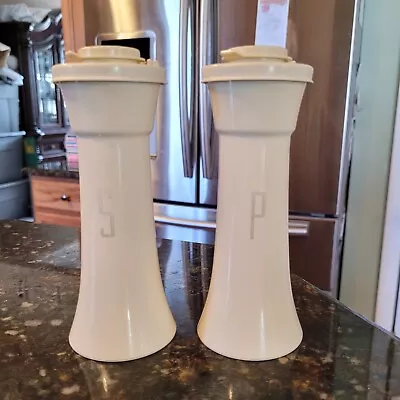 Tupperware Salt Pepper Shakers 718 Hourglass Tan Vintage Almond 6  READ • $39.95