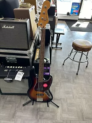 Fender Squier Classic Vibe '60s 4-String Fretless Jazz Bass (3-Tone Sunburst) • $449.99