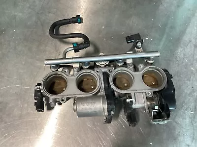 2008 07-08 Yamaha Yzf R1 Main Fuel Injectors Throttle Bodies Body Intake Damaged • $47.39