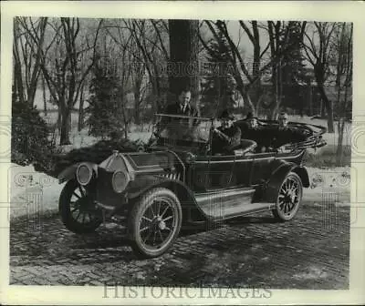 Press Photo Men In An Antique Automobile - Mjc33058 • $19.99