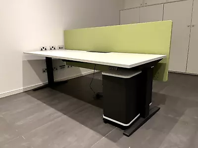 £1350 • Buy OFFICE DESK 'SIT STAND' Herman Miller - Height Adjust., Up Screen In Apple Green