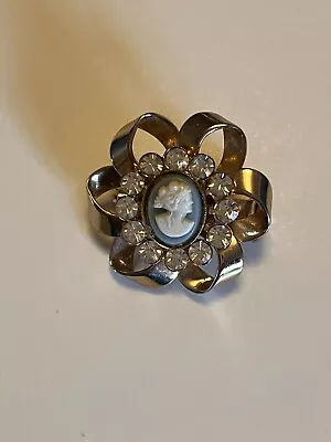 Vintage Jewelry Sarah Coventry Wedgewood Lady Cameo Gold Tone Ribbon Pin Brooch  • $8