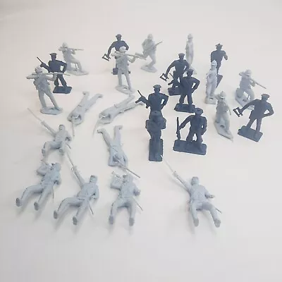 Miniature Military Plastic Soldiers Lot Of 25 • $7.99