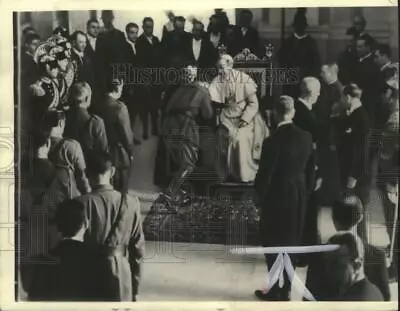 1939 Press Photo General Gambarn Kissing The Pope's Ring With His Soldiers. • $19.99