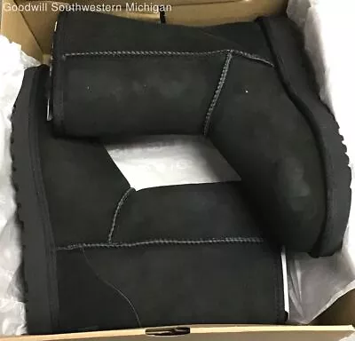 UGG W Classic Short II Cold Weather / Snow Boots - Size 8 - Open Box/Some Debris • $84