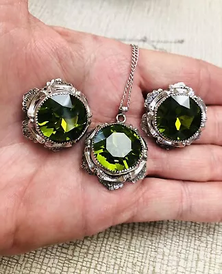 Vintage Glass Green Stone Whiting Davis 21”Necklace Pendant Earrings • $9.99