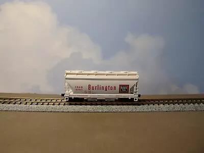 Micro-Trains - Chicago Burlington & Quincy - 2 Bay Covered Hopper # 183922 • $10