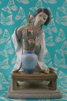 £242.80 • Buy Lladro # 4840  ORIENTAL GIRL    Flower Arranger